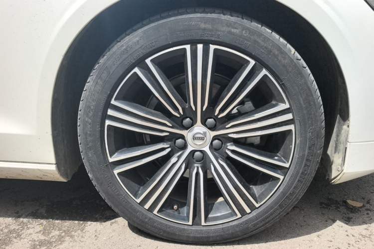 Used Volvo S60 2022 B4 Zhiyuan Luxury Edition Right Front Wheel Hub