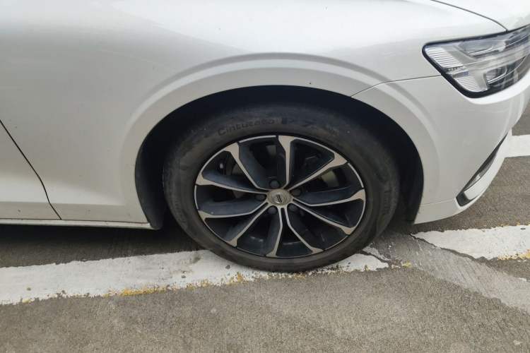 Used Volvo S60 2022 B4 Zhiyi Luxury Edition Right Front Wheel Hub