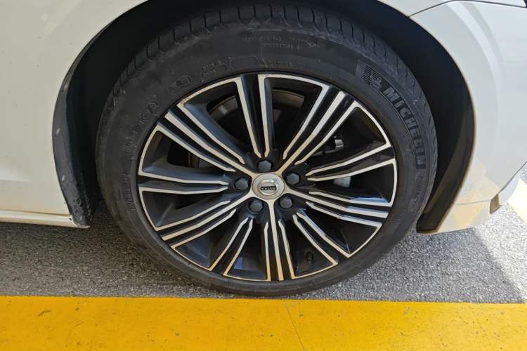 Used Volvo S60 2022 B4 Zhiyuan Luxury Edition Right Front Wheel Hub