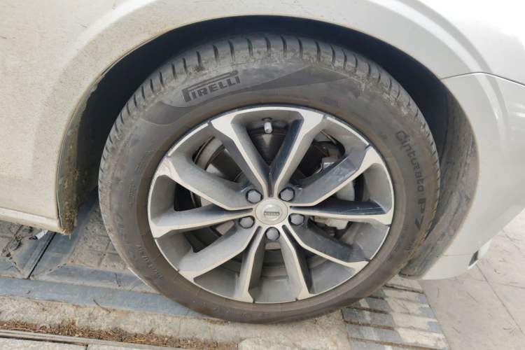 Used Volvo S60 2022 B4 Zhiyi Luxury Edition Right Front Wheel Hub