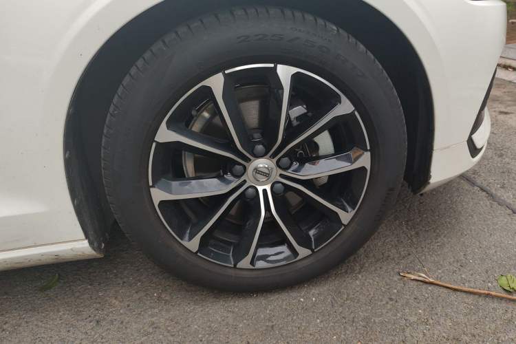 Used Volvo S60 2022 B4 Zhiyi Luxury Edition Right Front Wheel Hub