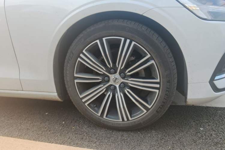 Used Volvo S60 2022 B4 Zhiyuan Luxury Edition Right Front Wheel Hub
