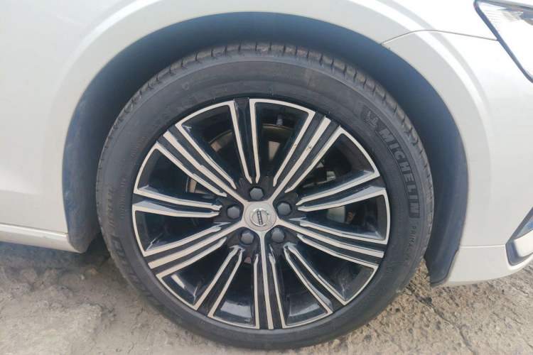 Used Volvo S60 2022 B4 Zhiyuan Luxury Edition Right Front Wheel Hub