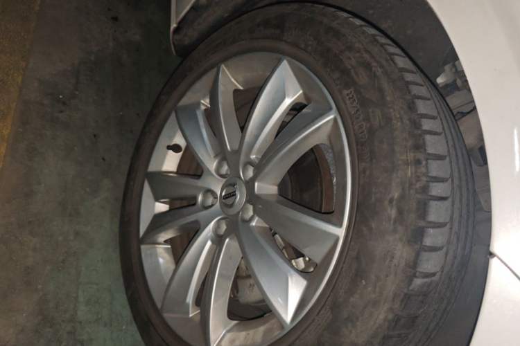 Used Volvo S60 2022 B3 Smart Drive Luxury Edition Right Front Wheel Hub