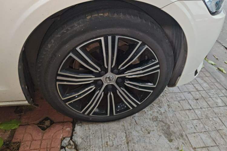 Used Volvo S60 2022 B4 Zhiyuan Luxury Edition Right Front Wheel Hub
