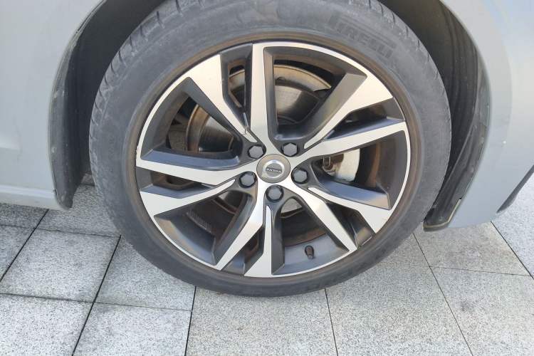 Used Volvo S60 2022 B4 Zhiyuan Sport Edition Right Front Wheel Hub