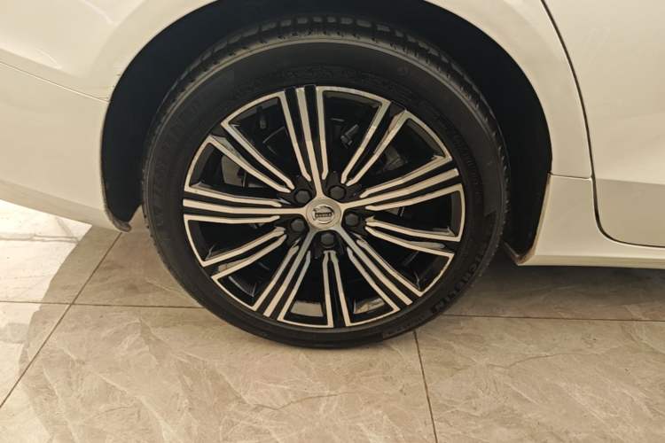Used Volvo S60 2022 B4 Zhiyuan Luxury Edition Right Rear Wheel Hub