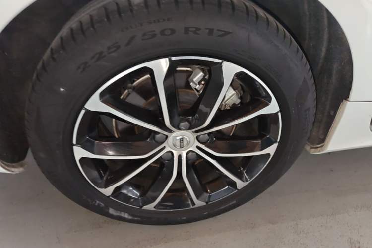 Used Volvo S60 2022 B4 Zhiyi Luxury Edition Right Rear Wheel Hub