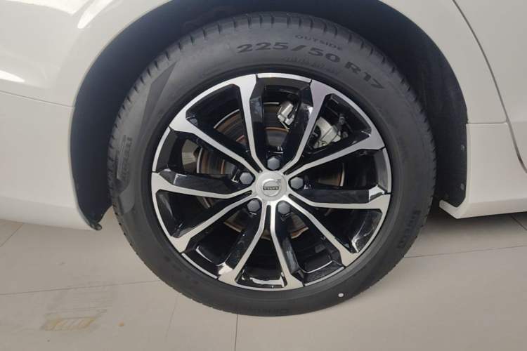 Used Volvo S60 2022 B4 Zhiyi Luxury Edition Right Rear Wheel Hub