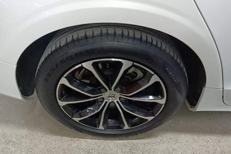 Used Volvo S60 2022 B4 Zhiyi Luxury Edition Right Rear Wheel Hub