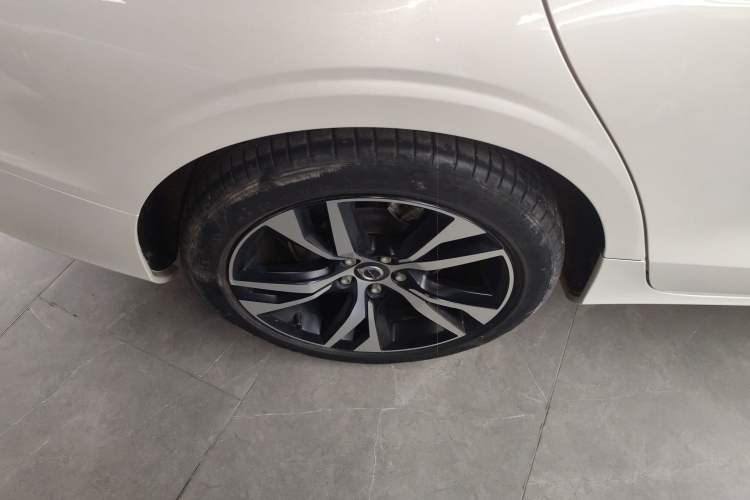 Used Volvo S60 2022 B4 Zhiyuan Sport Edition Right Rear Wheel Hub