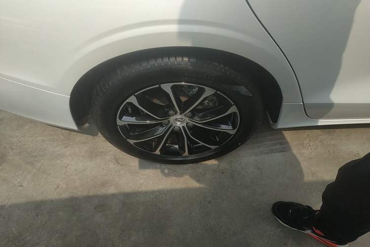 Used Volvo S60 2022 B4 Zhiyi Luxury Edition Right Rear Wheel Hub