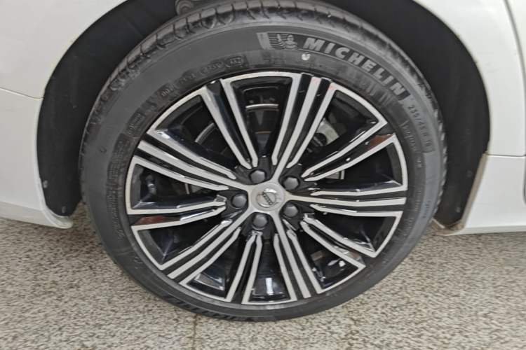 Used Volvo S60 2022 B4 Zhiyuan Luxury Edition Right Rear Wheel Hub