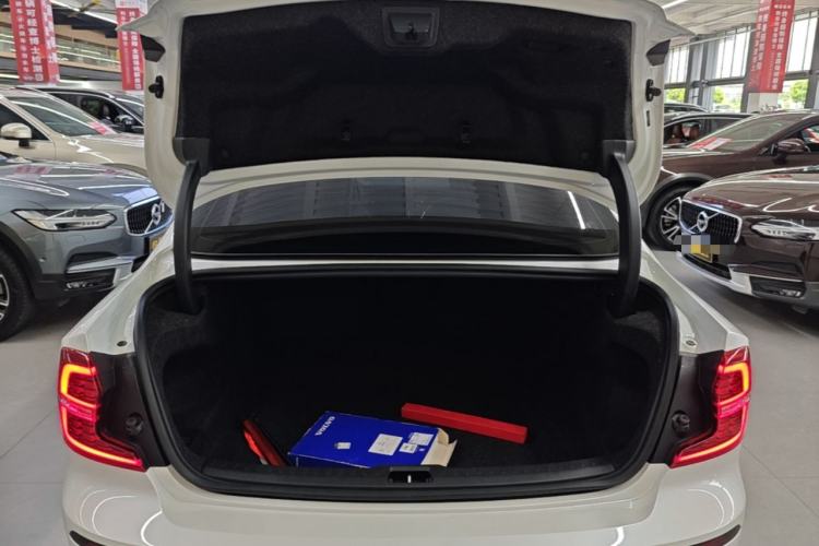 Used Volvo S60 2022 B4 Zhiyuan Luxury Edition Trunk