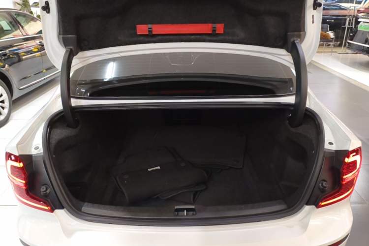 Used Volvo S60 2022 B4 Zhiyuan Luxury Edition Trunk