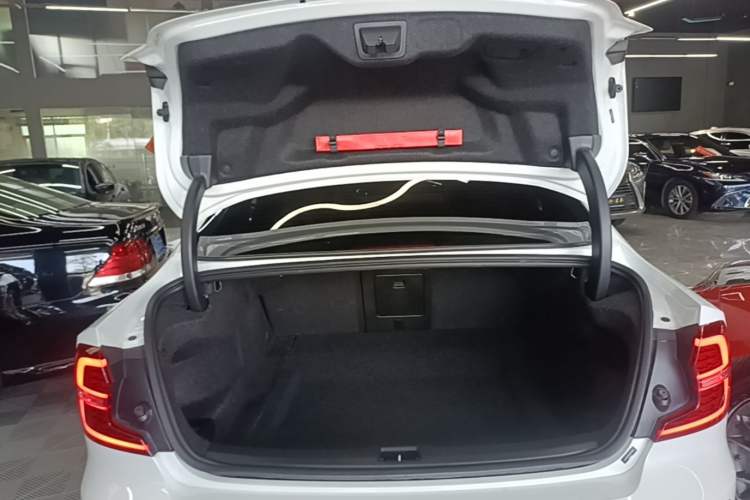 Used Volvo S60 2022 B4 Zhiyuan Luxury Edition Trunk