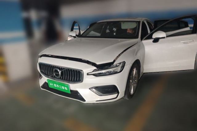 Ojetý Volvo S60 2022 B3 Smart Drive Luxury Edition