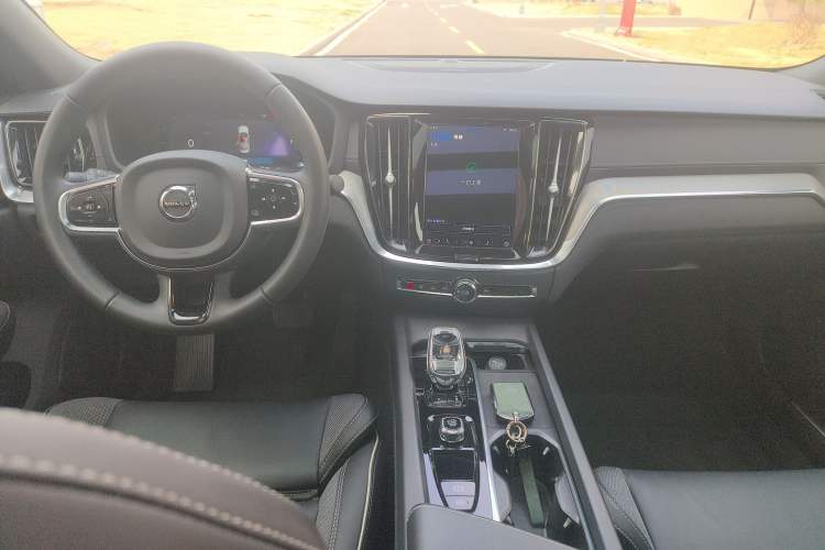 Used Volvo S60 2023 B5 Zhiya Sport Edition Center Console