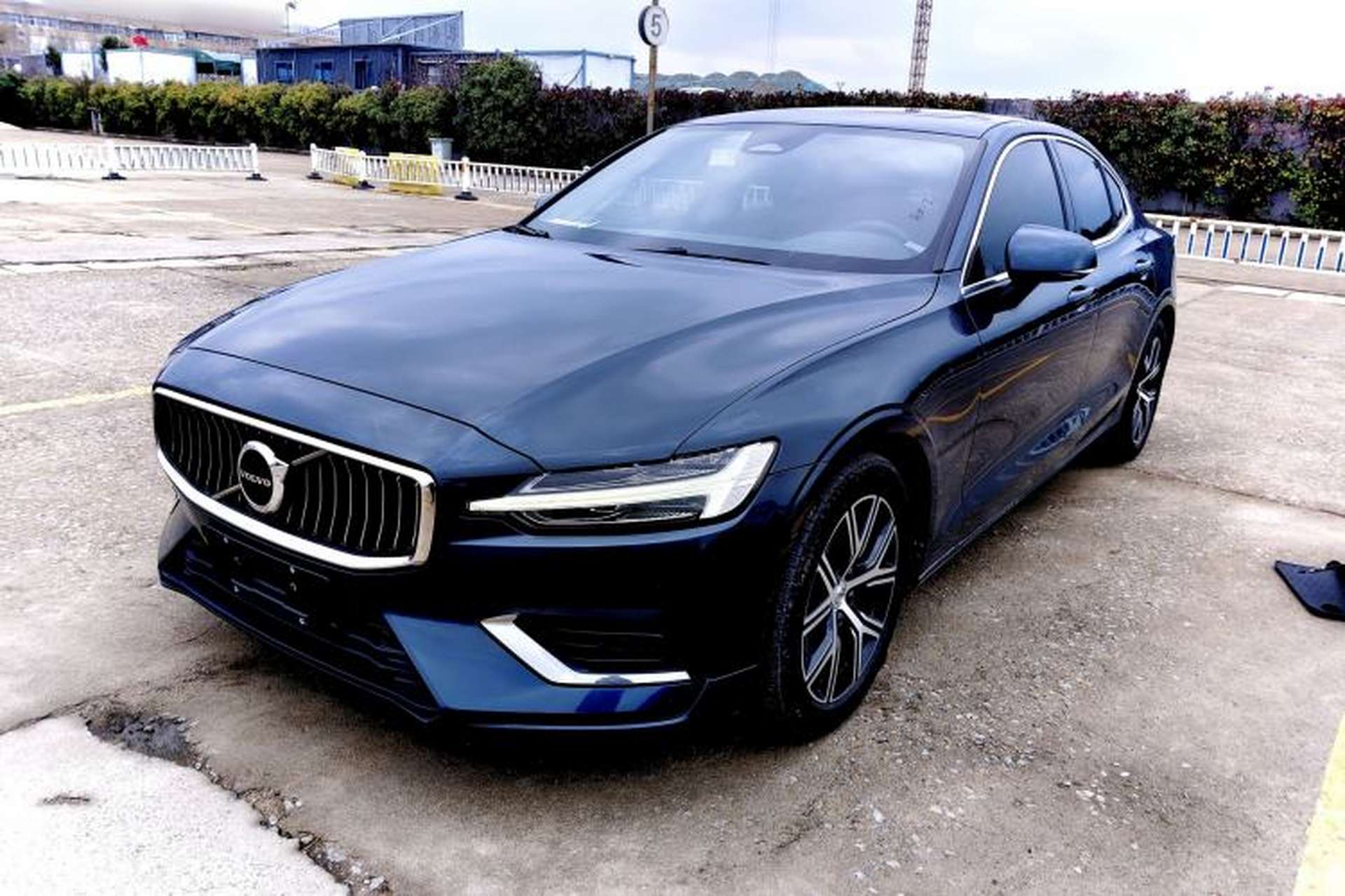 Used Volvo S60 2023 B4 Zhiyi Luxury Edition Front Left 45 Deg