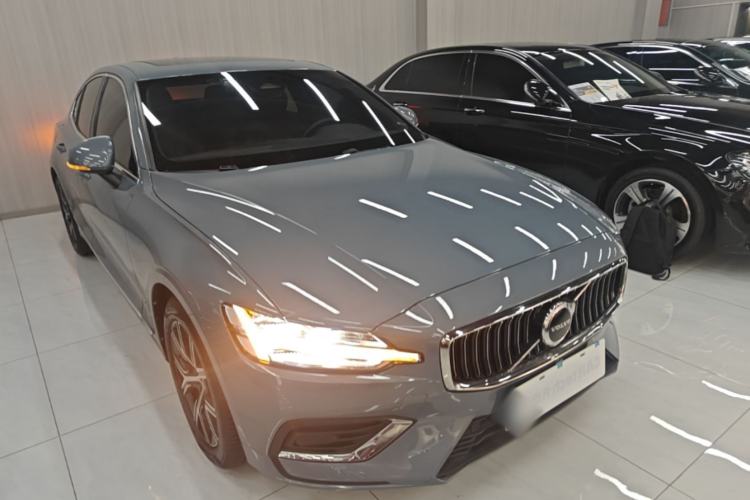 Used Volvo S60 2023 B4 Zhiyi Luxury Edition Front Right 45 Deg