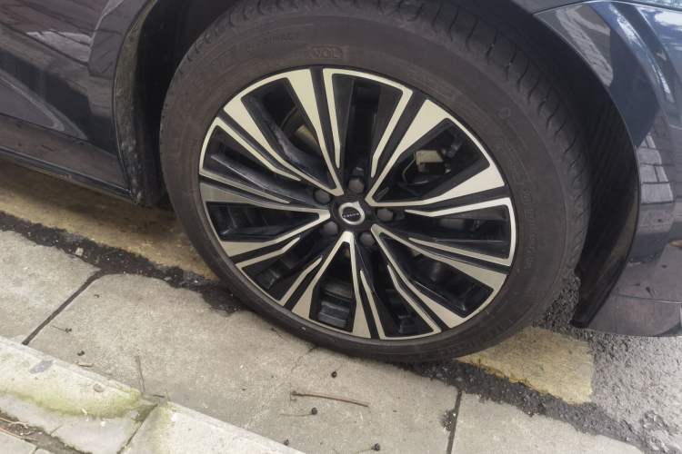 Used Volvo S60 2023 B4 Zhiyuan Luxury Edition Right Front Wheel Hub