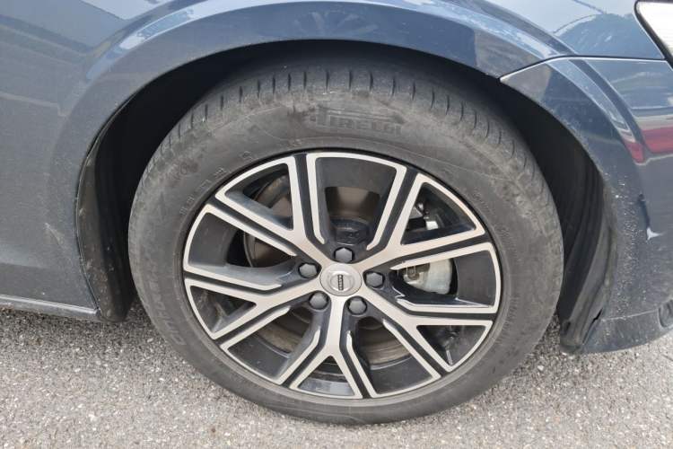 Used Volvo S60 2023 B4 Zhiyi Luxury Edition Right Front Wheel Hub