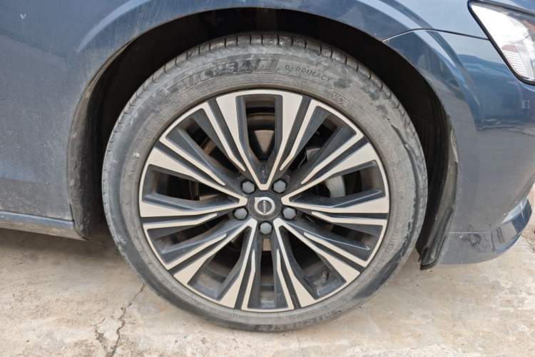 Used Volvo S60 2023 B4 Zhiyuan Luxury Edition Right Front Wheel Hub