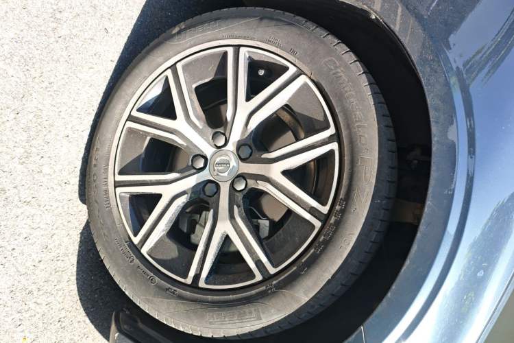 Used Volvo S60 2023 B4 Zhiyi Luxury Edition Right Front Wheel Hub