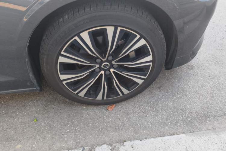 Used Volvo S60 2023 B4 Zhiyuan Luxury Edition Right Front Wheel Hub