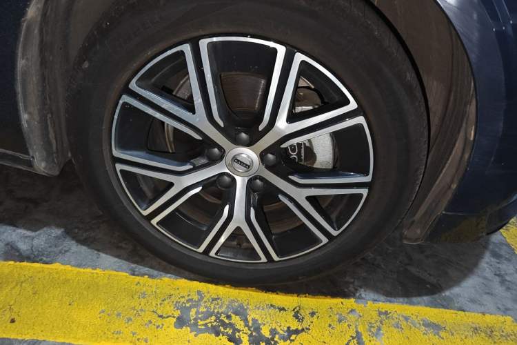 Used Volvo S60 2023 B4 Zhiyi Luxury Edition Right Front Wheel Hub