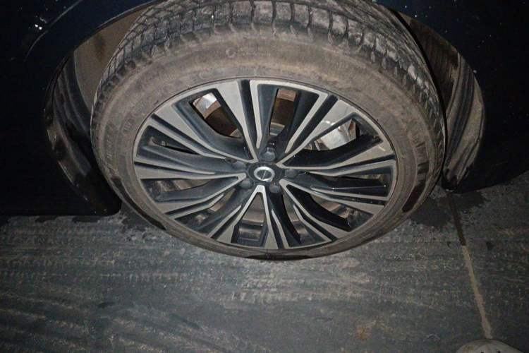 Used Volvo S60 2023 B4 Zhiyuan Luxury Edition Right Front Wheel Hub