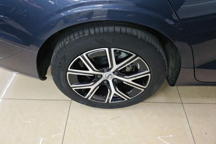 Used Volvo S60 2023 B4 Zhiyi Luxury Edition Right Rear Wheel Hub