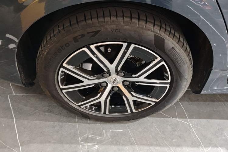 Used Volvo S60 2023 B4 Zhiyi Luxury Edition Right Rear Wheel Hub