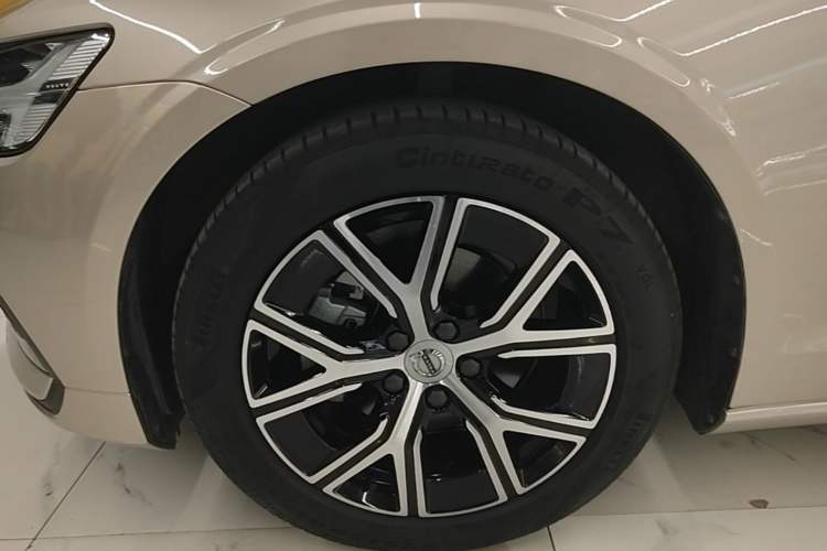 Used Volvo S60 2023 B4 Zhiyi Luxury Edition Left Front Wheel Hub