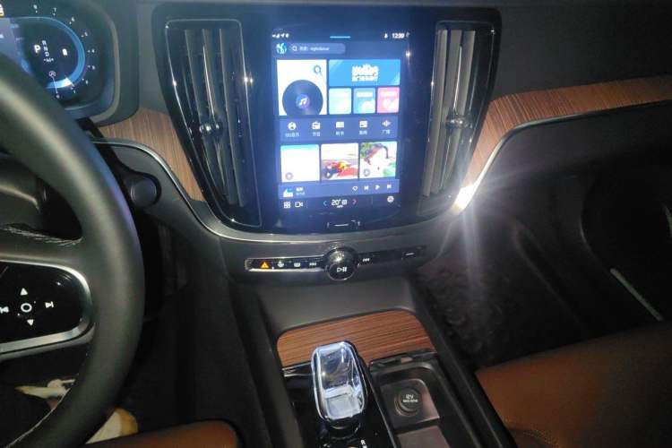 Used Volvo S60 2023 B4 Zhiyi Luxury Edition Audio And AC Panel
