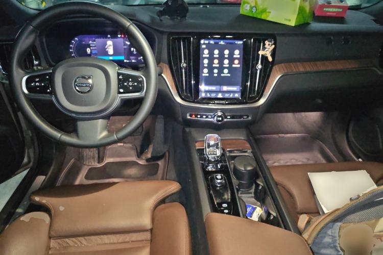 Used Volvo S60 2023 B4 Zhiyuan Luxury Edition Center Console