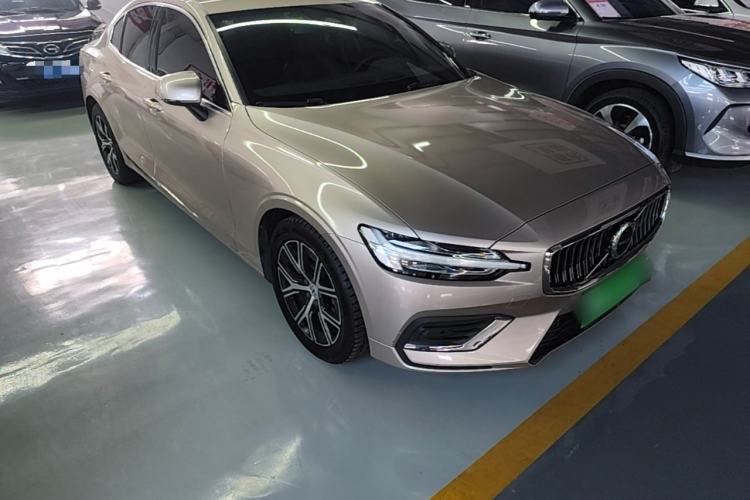 Used Volvo S60 2023 B4 Zhiyi Luxury Edition Front Right 45 Deg