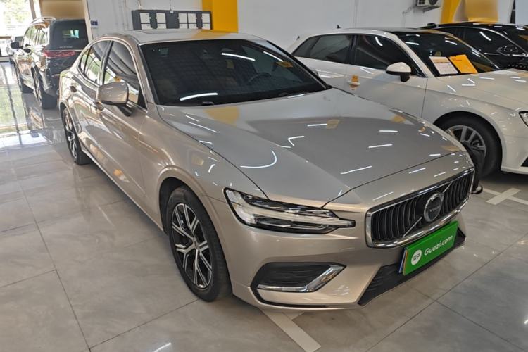 Used Volvo S60 2023 B4 Zhiyi Luxury Edition Front Right 45 Deg