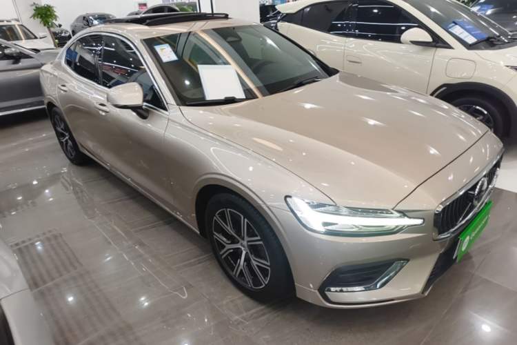 Used Volvo S60 2023 B4 Zhiyi Luxury Edition Front Right 45 Deg