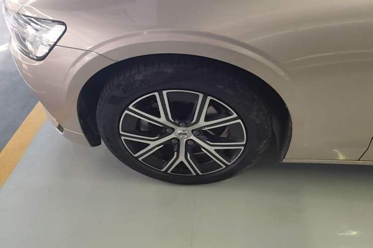 Used Volvo S60 2023 B4 Zhiyi Luxury Edition Left Front Wheel Hub