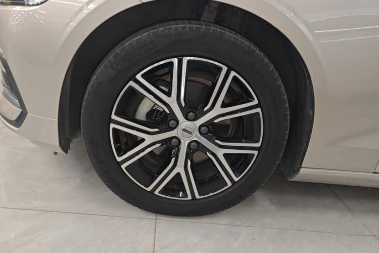 Used Volvo S60 2023 B4 Zhiyi Luxury Edition Left Front Wheel Hub