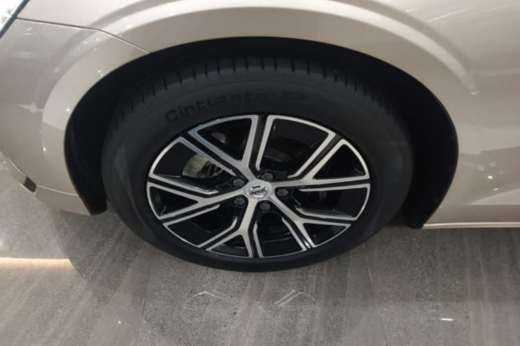 Used Volvo S60 2023 B4 Zhiyi Luxury Edition Left Front Wheel Hub