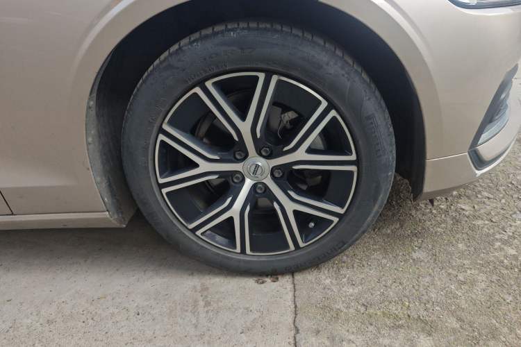 Used Volvo S60 2023 B4 Zhiyi Luxury Edition Right Front Wheel Hub