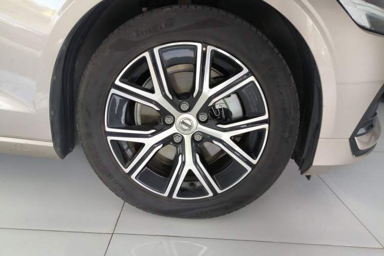 Used Volvo S60 2023 B4 Zhiyi Luxury Edition Right Front Wheel Hub