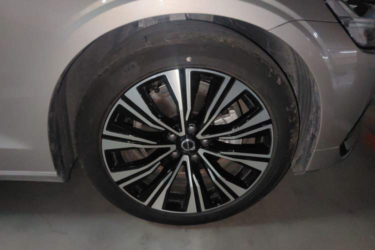 Used Volvo S60 2023 B4 Zhiyi Luxury Edition Right Front Wheel Hub