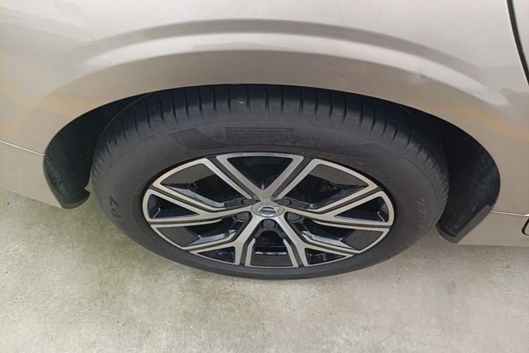 Used Volvo S60 2023 B4 Zhiyi Luxury Edition Right Rear Wheel Hub