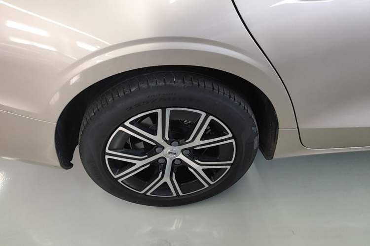 Used Volvo S60 2023 B4 Zhiyi Luxury Edition Right Rear Wheel Hub