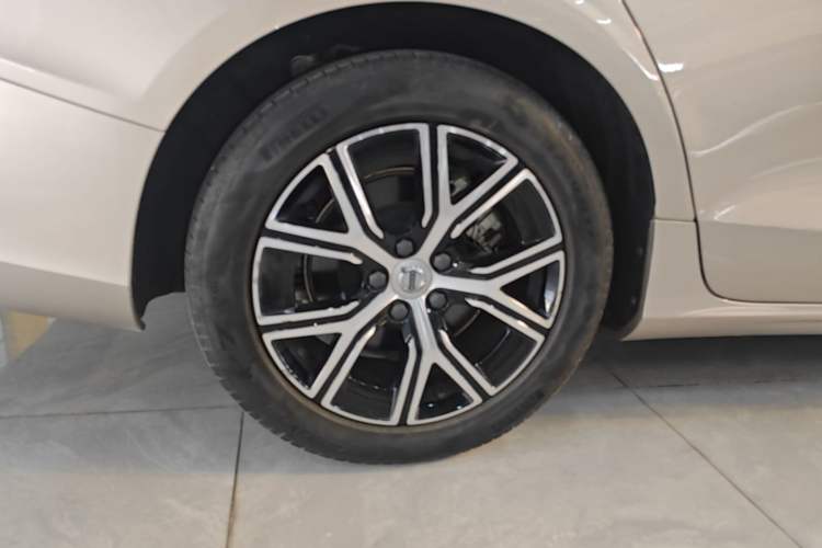 Used Volvo S60 2023 B4 Zhiyi Luxury Edition Right Rear Wheel Hub