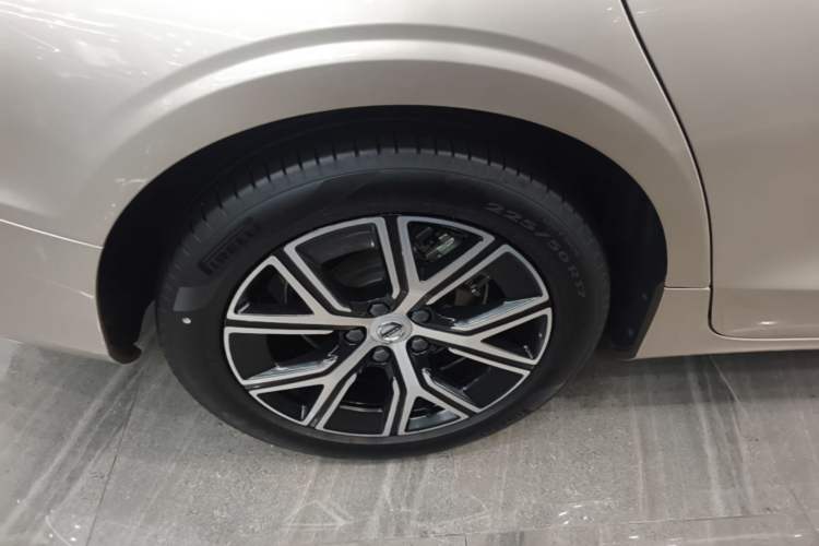 Used Volvo S60 2023 B4 Zhiyi Luxury Edition Right Rear Wheel Hub