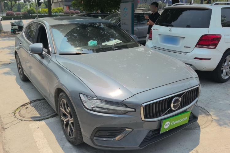 Used Volvo S60 2023 B4 Zhiyi Luxury Edition Front Right 45 Deg